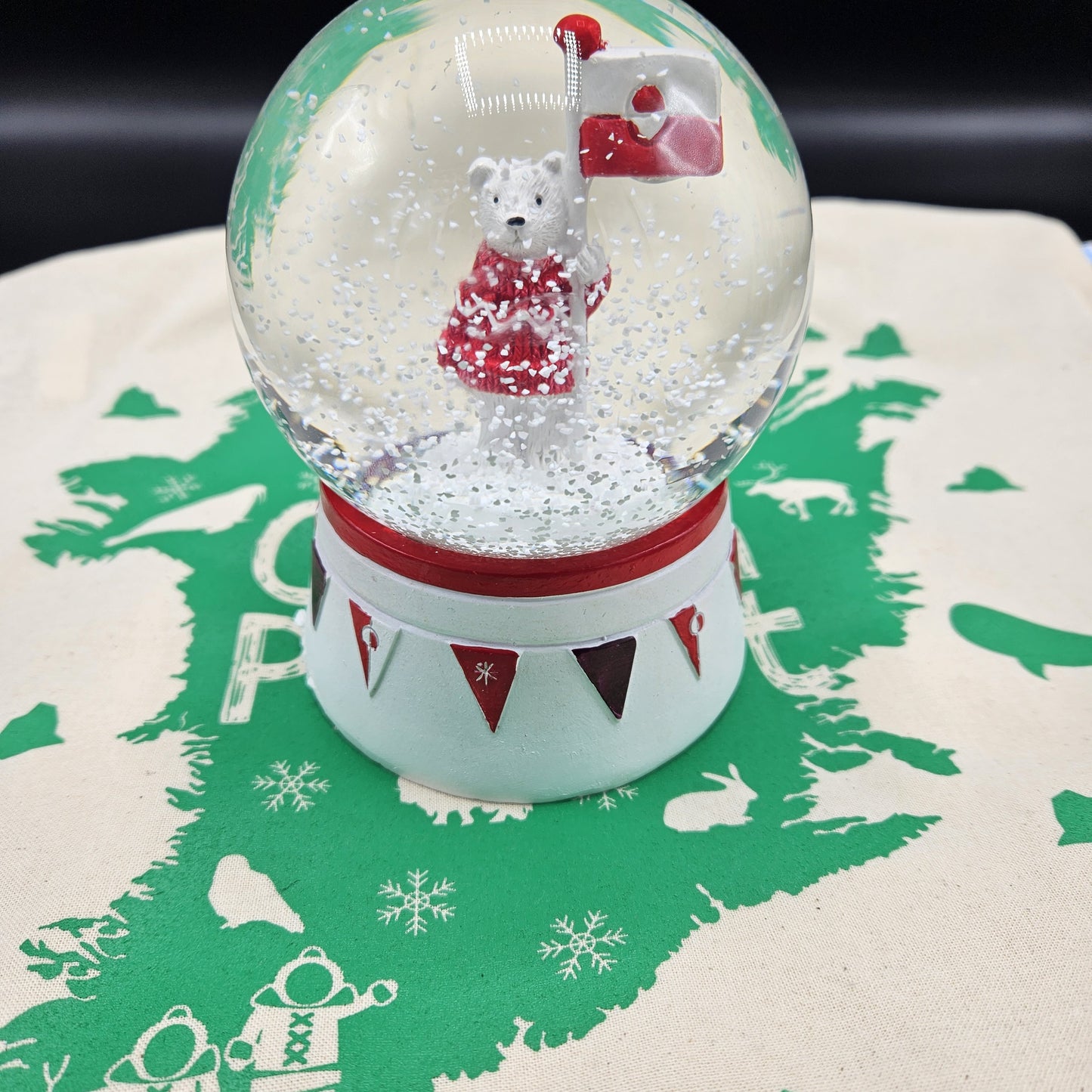 Snowball shaking Polar Bear, 12 cm