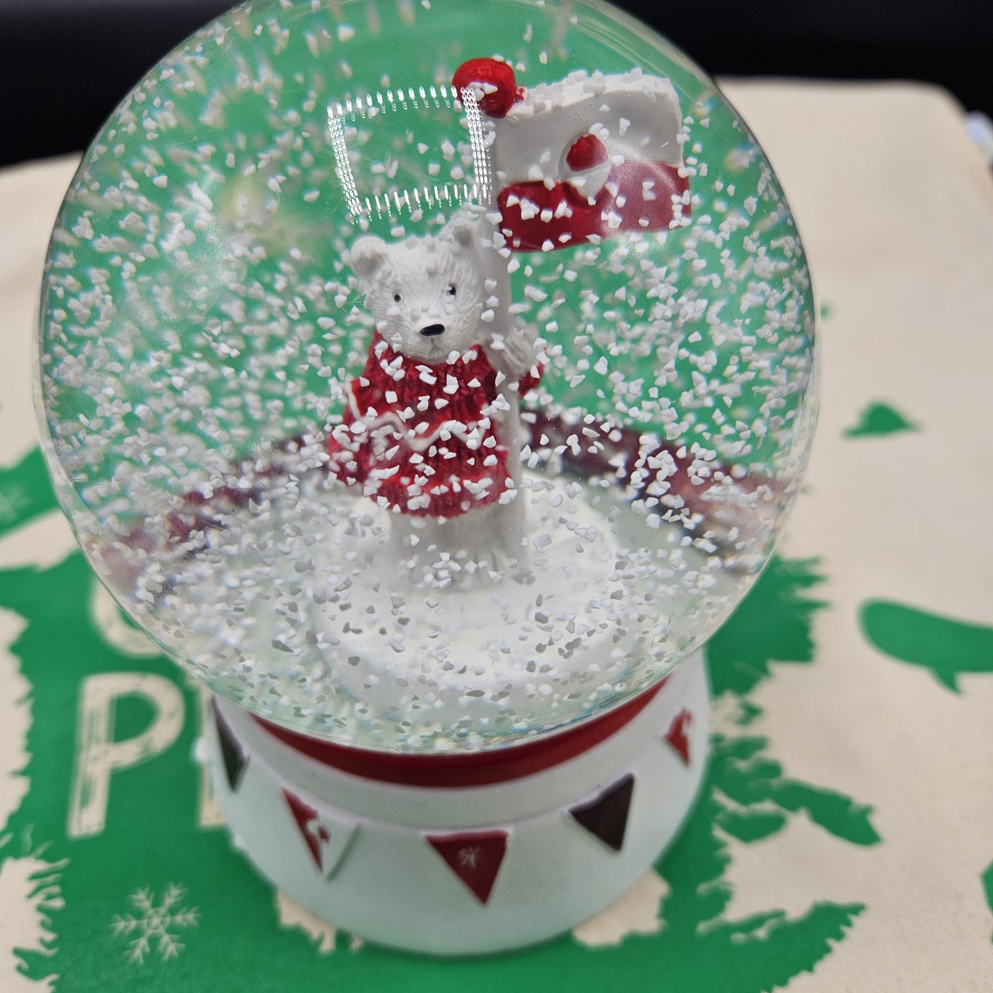 Snowball shaking Polar Bear, 12 cm